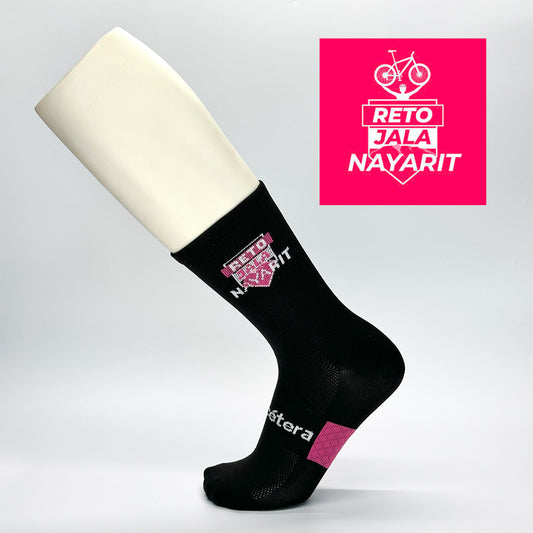 Calcetas personalizadas de ciclismo negras con logo bordado de la carrera "Reto Jala Nayarit" tejido en colores rosa y blanco. Las calcetas fueron parte del kit de la carrera. 