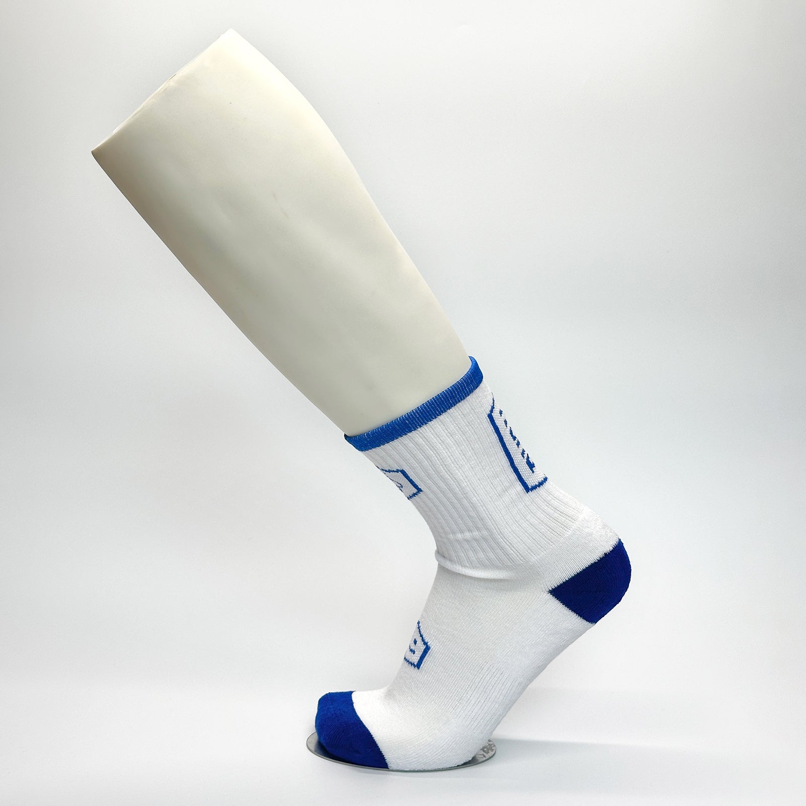 Calcetas personalizadas de semi deportiva blanca con detalles en azul. 