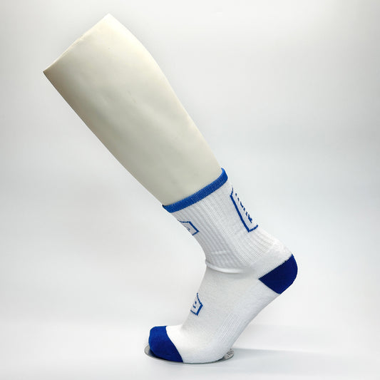 Calcetas personalizadas de semi deportiva blanca con detalles en azul. 