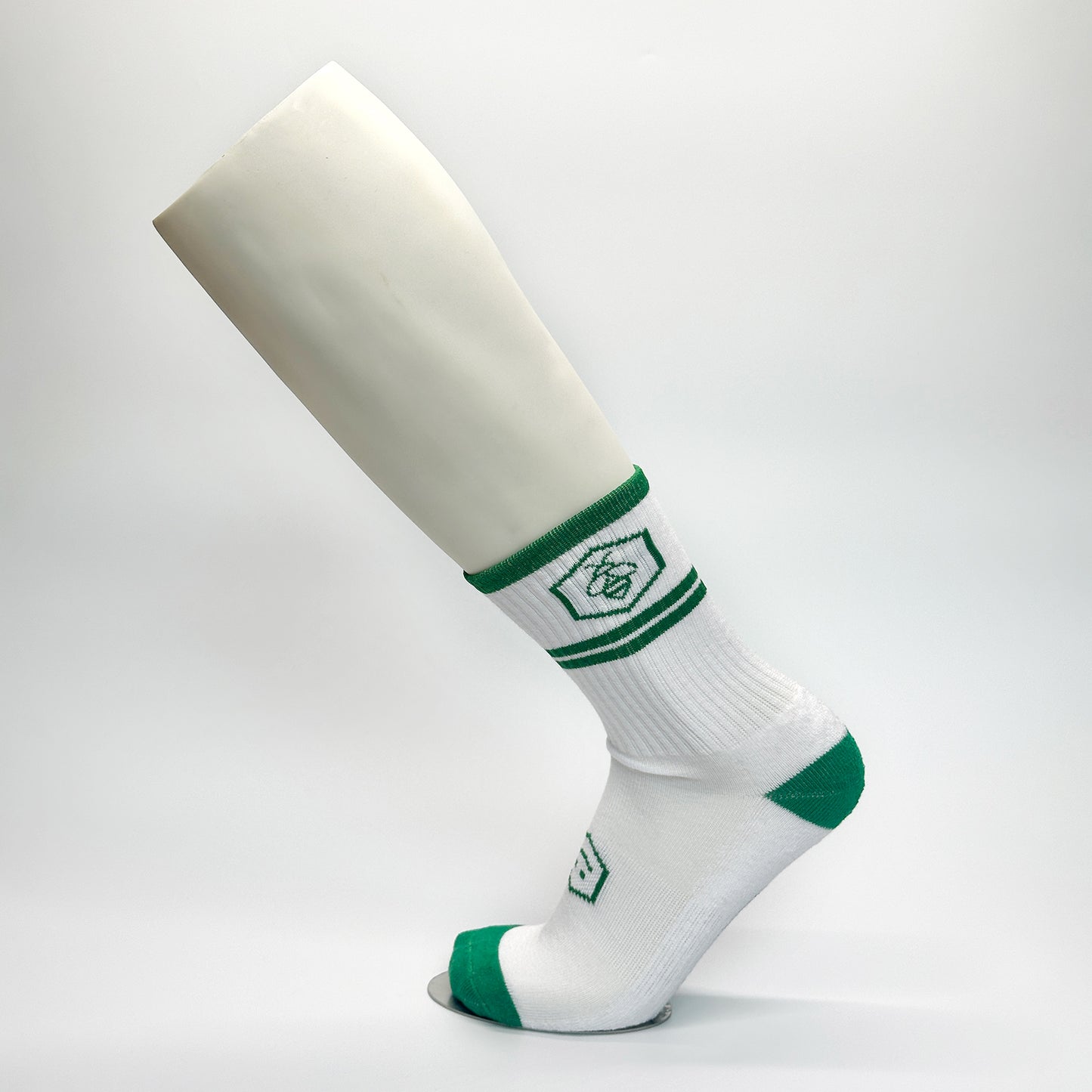 Calceta blanca con logo y detalles en verde