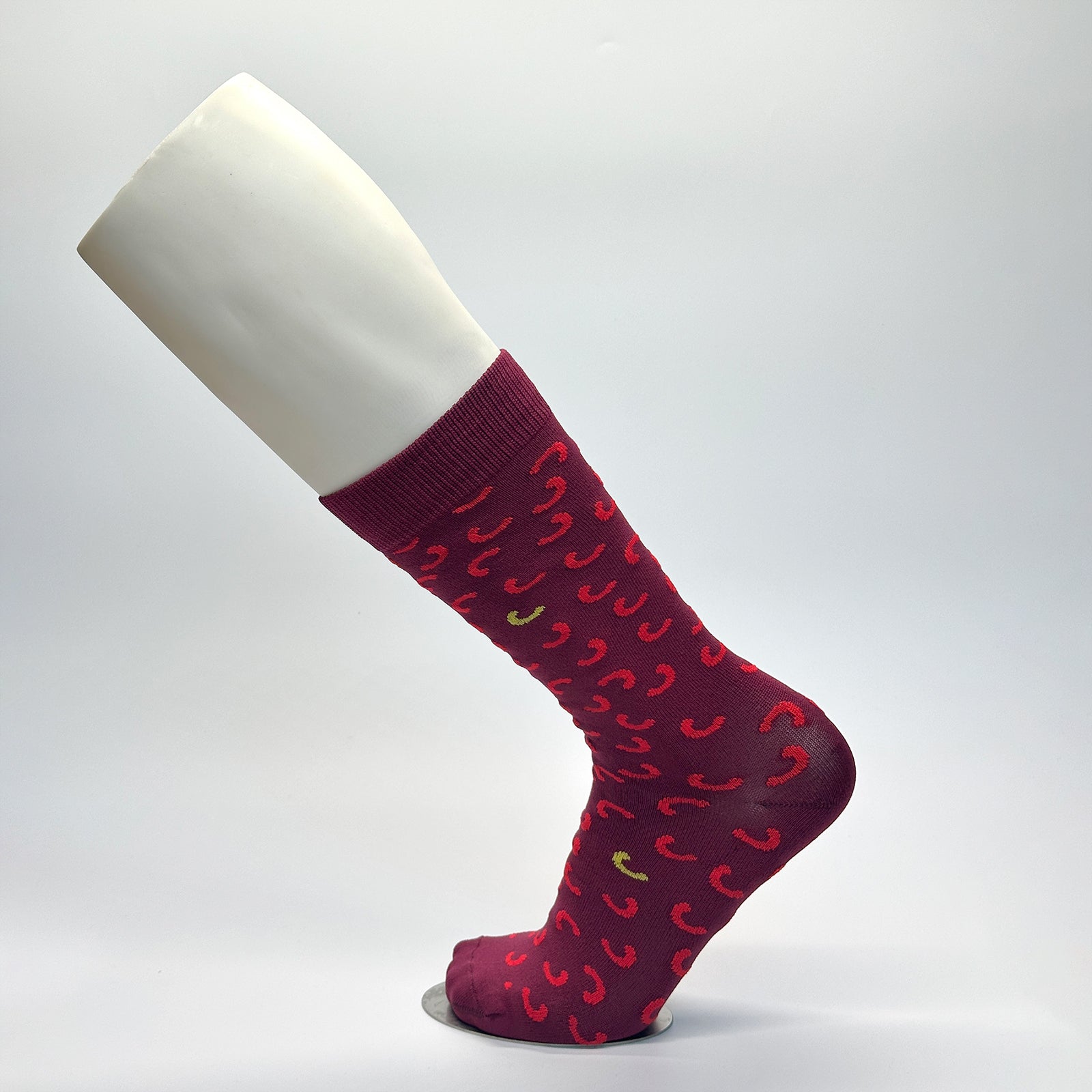 Calcetas personalizadas de vestir rojo con iconos curvos de diferentes colores. 