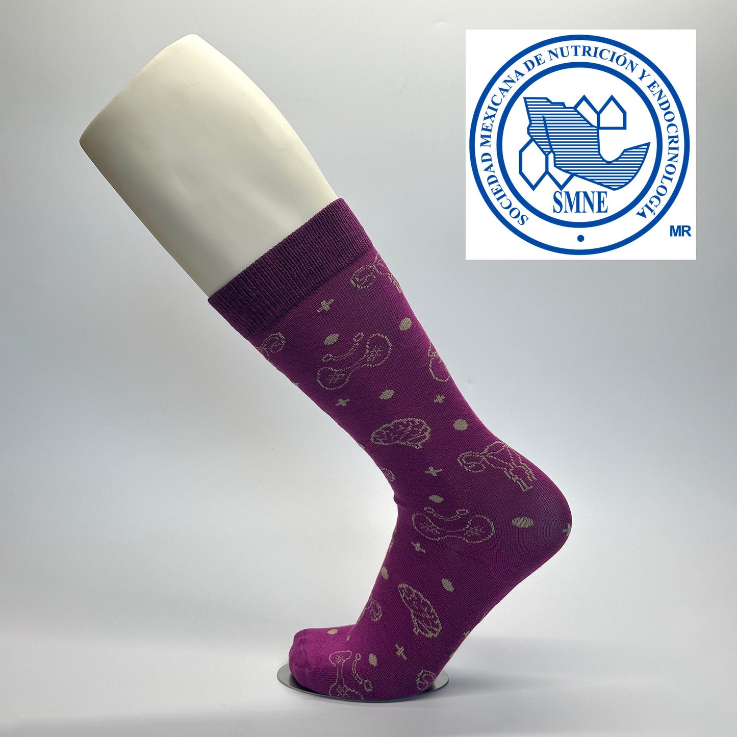 Calcetas personalizadas de vestir guinda con patrón beige de iconos relacionados con la medicina. Calcetas para expo de la sociedad mexicana de nutrción y endocrinología.
