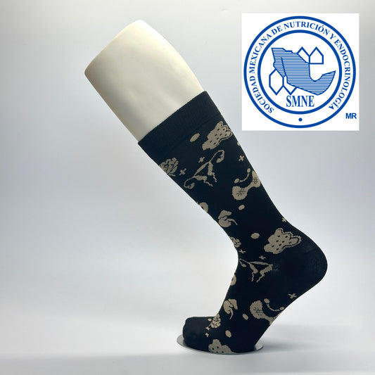 Calcetas personalizadas de vestir negrascon patrón beige de iconos relacionados con la medicina. Calcetas para expo de la sociedad mexicana de nutrción y endocrinología.