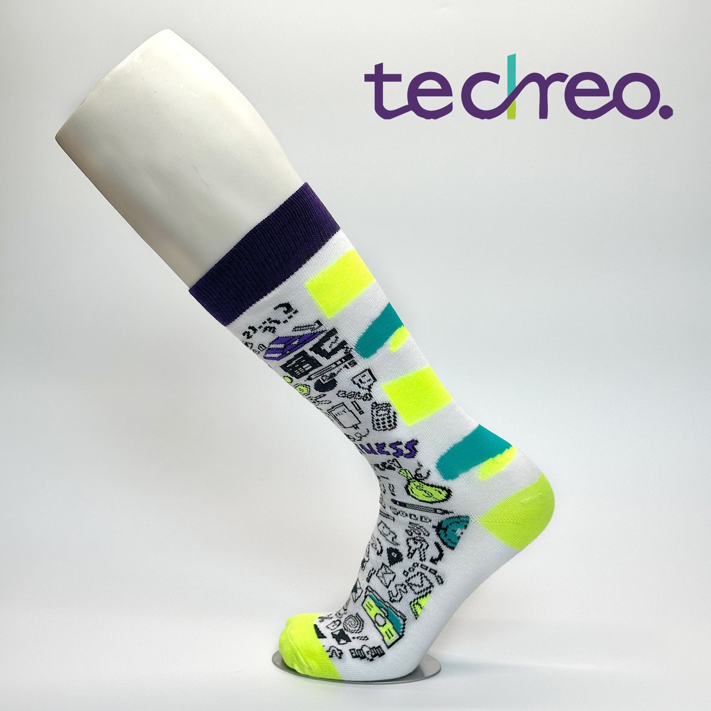 Calcetas personalizadas tradicionales color blanco con detalles fosfo, aqua y morado. La calceta tiene muchos iconos relevantes para la empresa techreo que es quien los compro. 