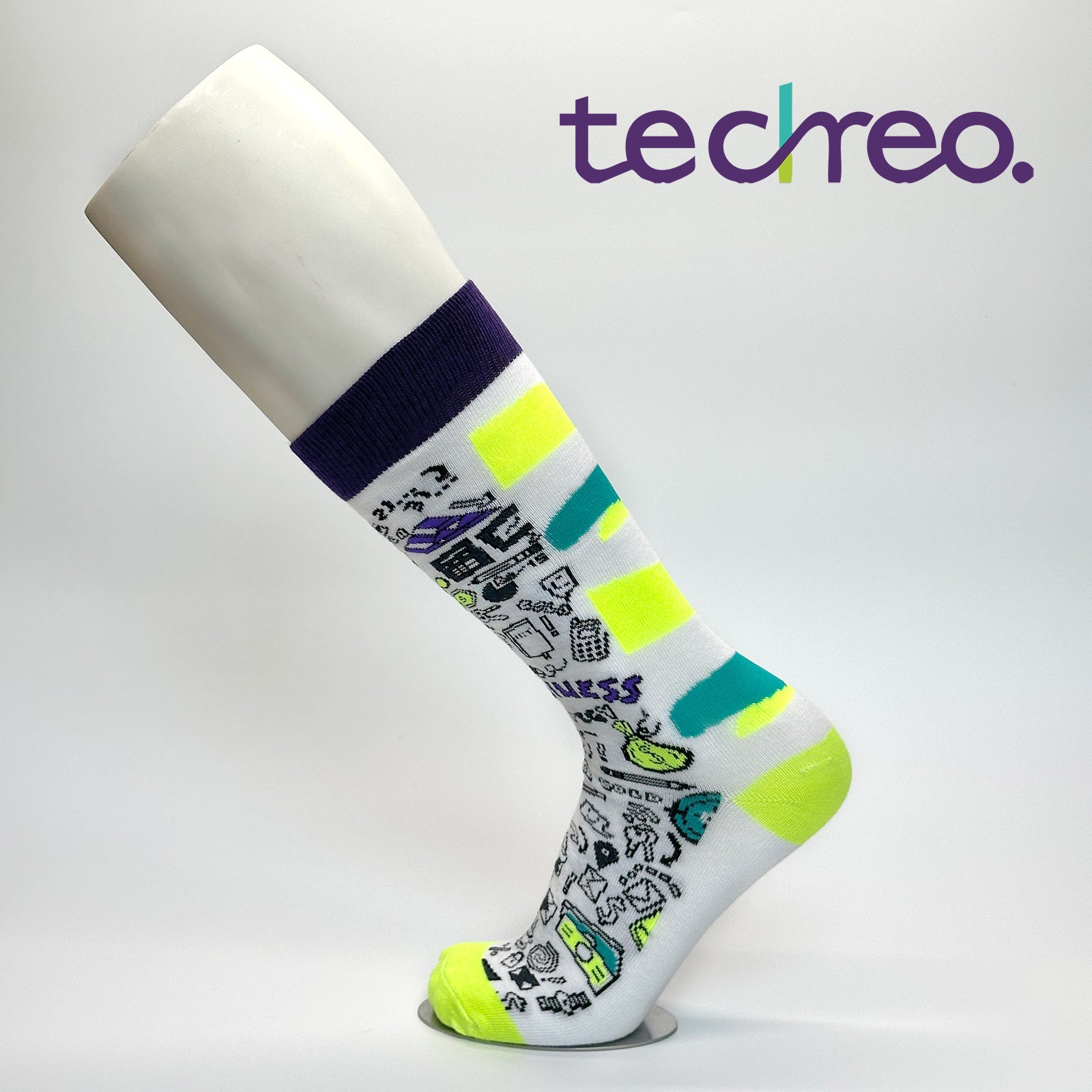 Calcetas personalizadas tradicionales color blanco con detalles fosfo, aqua y morado. La calceta tiene muchos iconos relevantes para la empresa techreo que es quien los compro. 