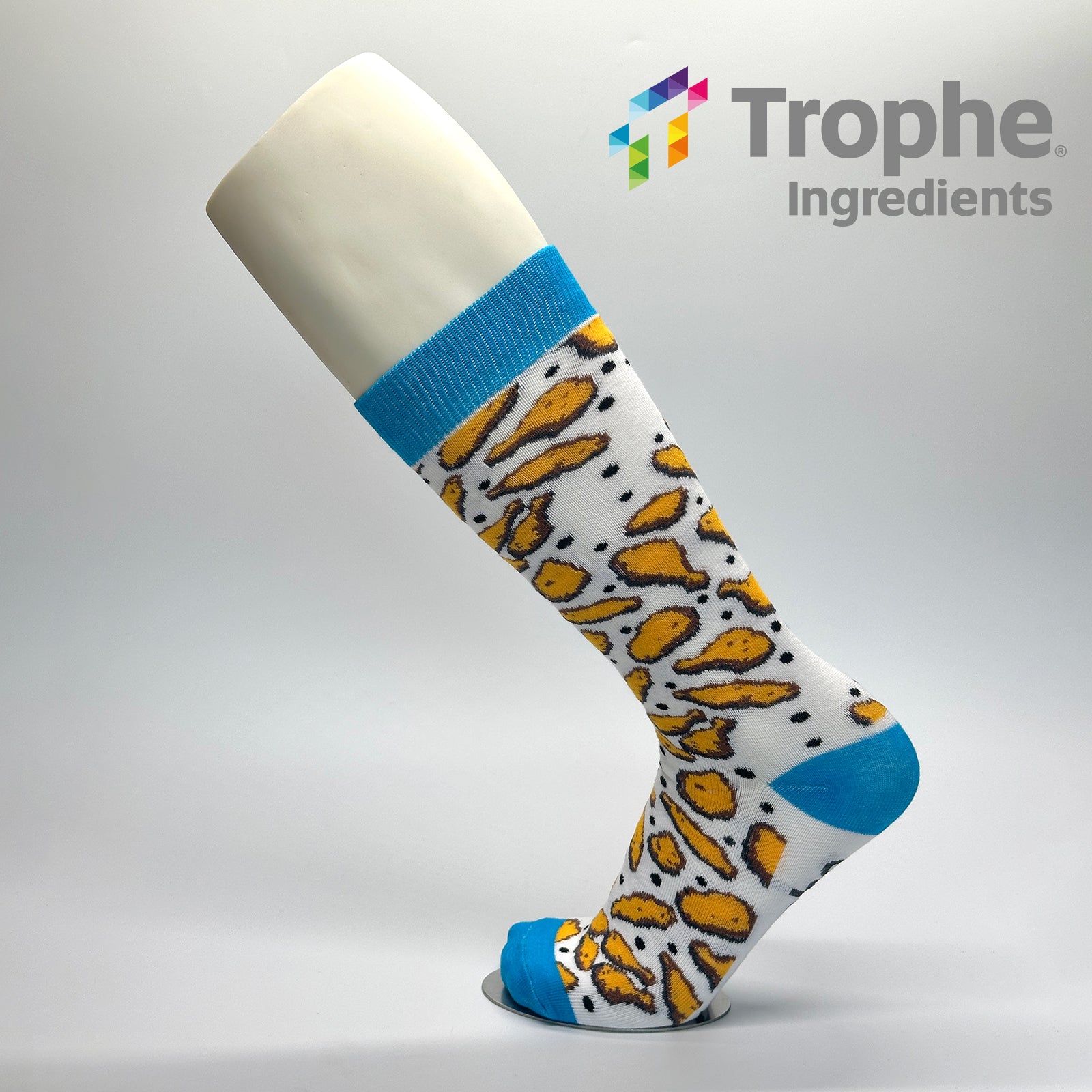 Calcetas personalizadas de vestir blancas con patron de pollos fritos y puntos negris marca de ingredientes Trophe Ingredients. 