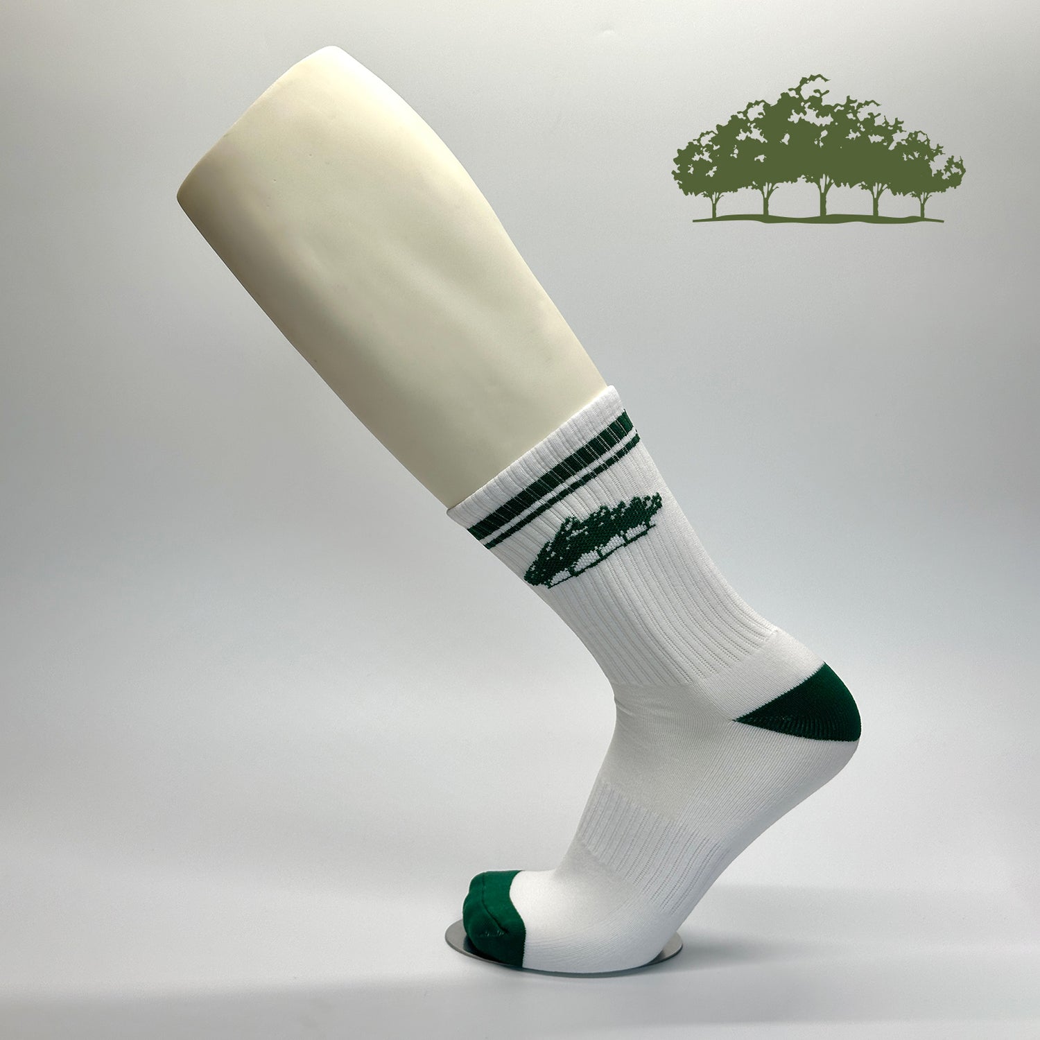 Calcetas personalizadas deportivas blancas con detalles en verde y logo de carrera de villas 5 k que es un arbol tambien en verde. 