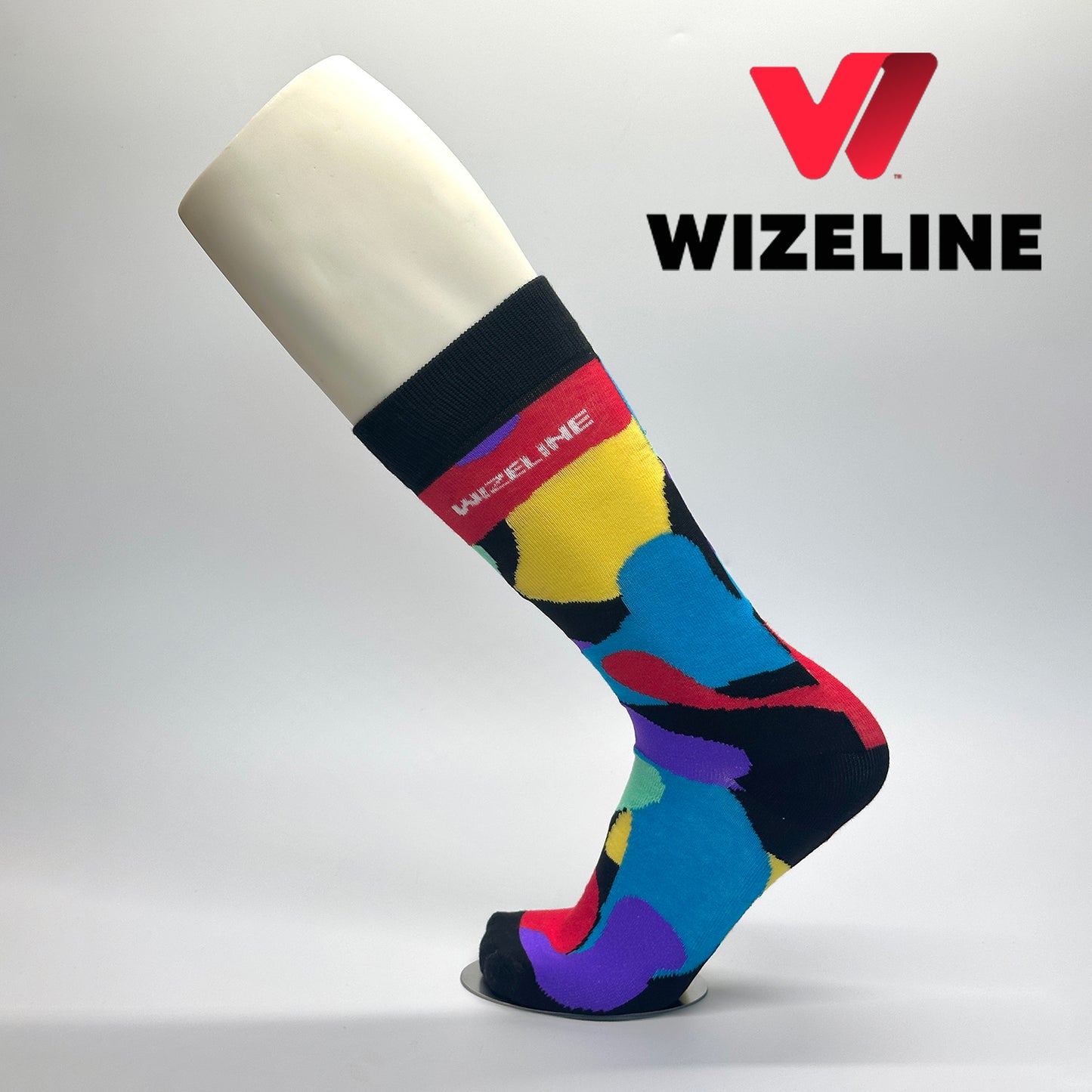 Calcetas de vestir personalizadas en color de base negra y ilustraciones abstractas en diferentes colores y el nombre de WISELINE en el costado lateral. 