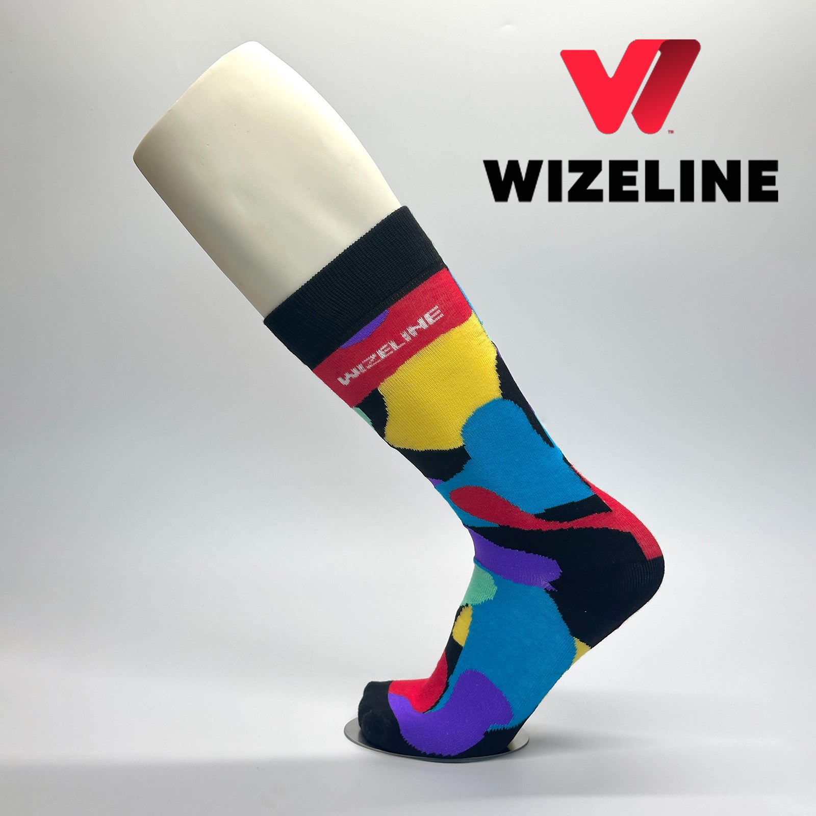 Calcetas de vestir personalizadas en color de base negra y ilustraciones abstractas en diferentes colores y el nombre de WISELINE en el costado lateral. 