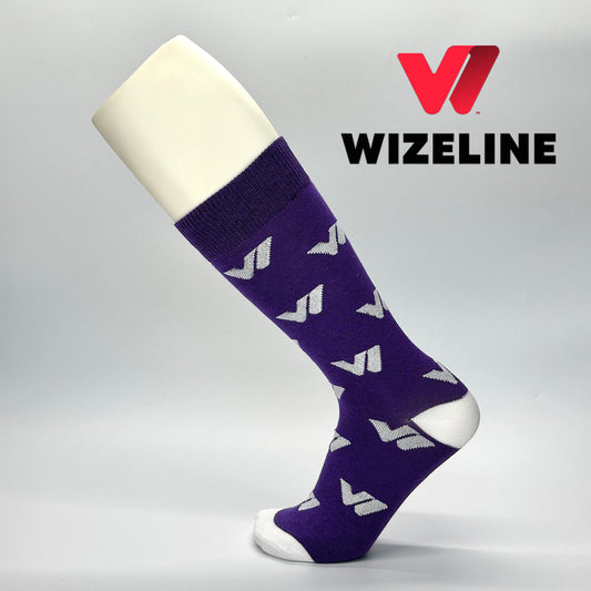 Calcetas personalizadas de vestir morado con logo bordado de la empresa Wizeline. Se utilizó como regalo corporativo en evento. 