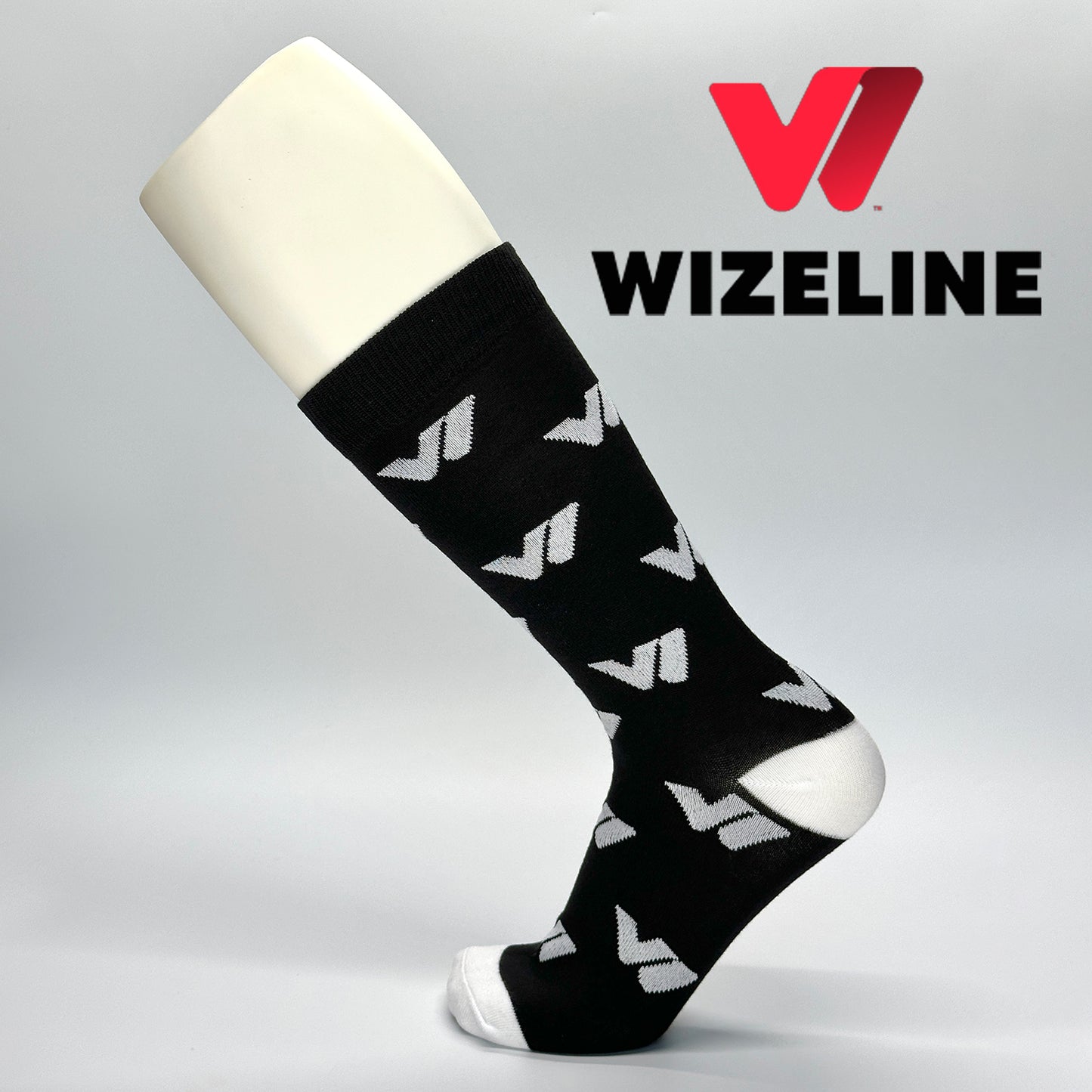 Calcetas personalizadas de vestir morado con logo bordado de la empresa Wizeline. Se utilizó como regalo corporativo en evento. 