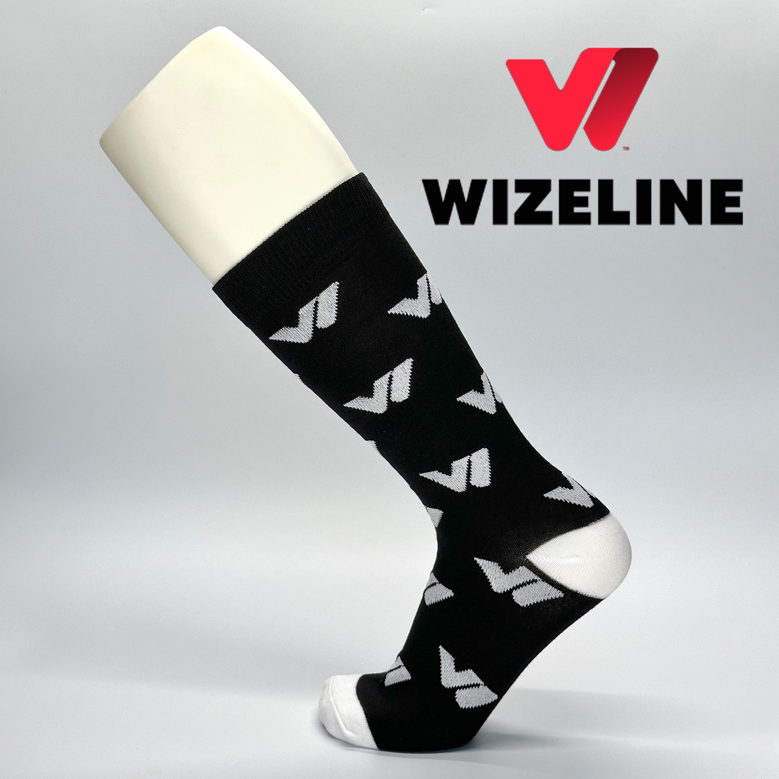 Calcetas personalizadas de vestir morado con logo bordado de la empresa Wizeline. Se utilizó como regalo corporativo en evento. 