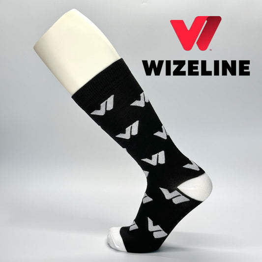 Calcetas personalizadas de vestir morado con logo bordado de la empresa Wizeline. Se utilizó como regalo corporativo en evento. 