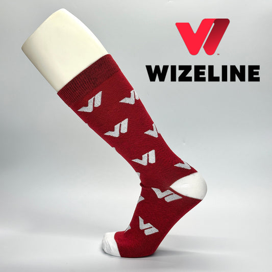 Calcetas personalizadas de vestir rojo con logo bordado de la empresa Wizeline.