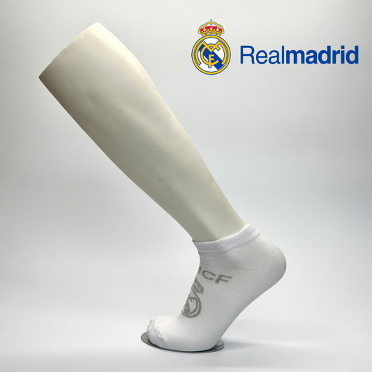 Calcetas personalizadas tobilleros o calcetas personalizadas tines cortas color blanco con logo tejido del Real Madrid. Se venden en las tiendas oficiales del Real Madrid en México.